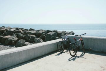 deux vélos en bord de mer