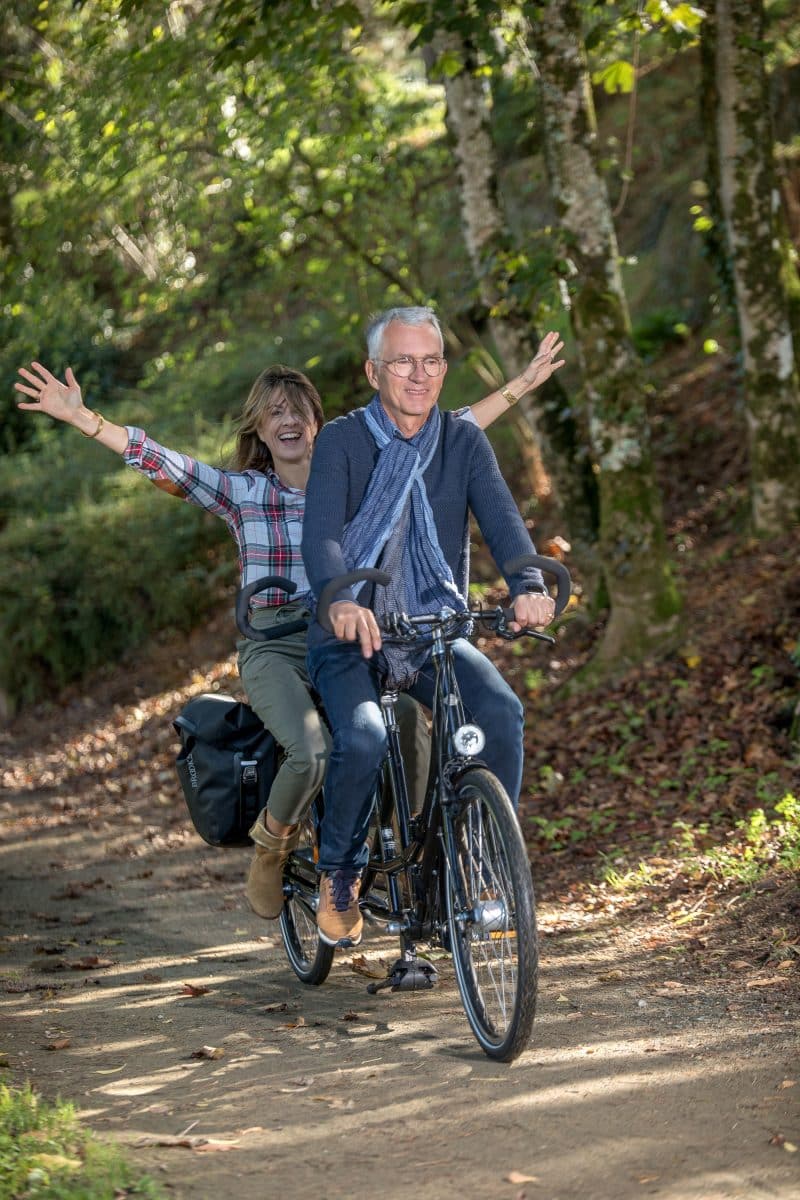 un couple sur un tandem